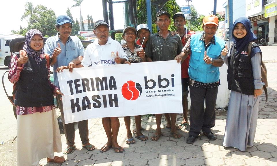 Lihatlah betapa bahagia saudara-saudara kita yang membutuhkan dengan sebungkus nasi yang kita berikan. #yukberbagi