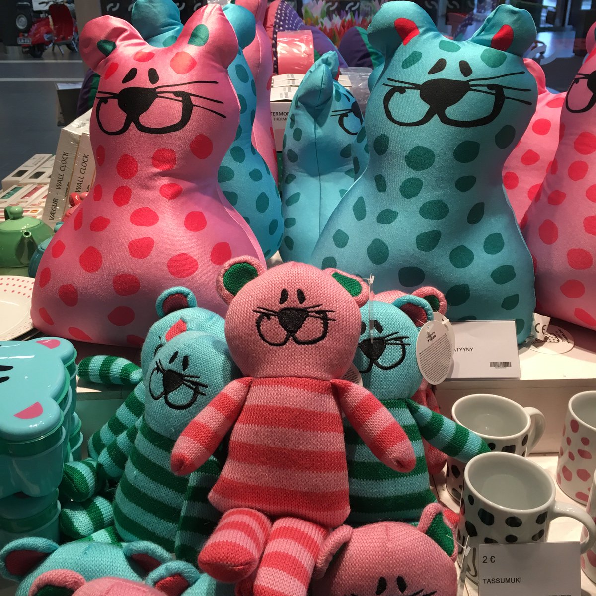 Söpöjä kissoja löytyy ympäri Kaaren Tigerin myymälää! #tiger #kaari #kissa #kissapehmo #kannelmäki @tigersuomi