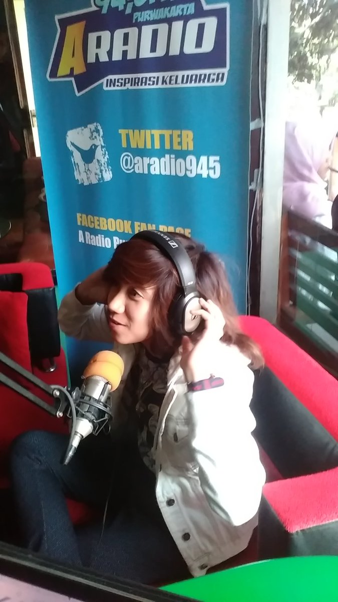 Aradio945's tweet photo. Dera udah nyangkut di studionya A Radio nih A Family. Live streaming aja di https://t.co/mIZtRmfOJQ https://t.co/6O9SghrEUE