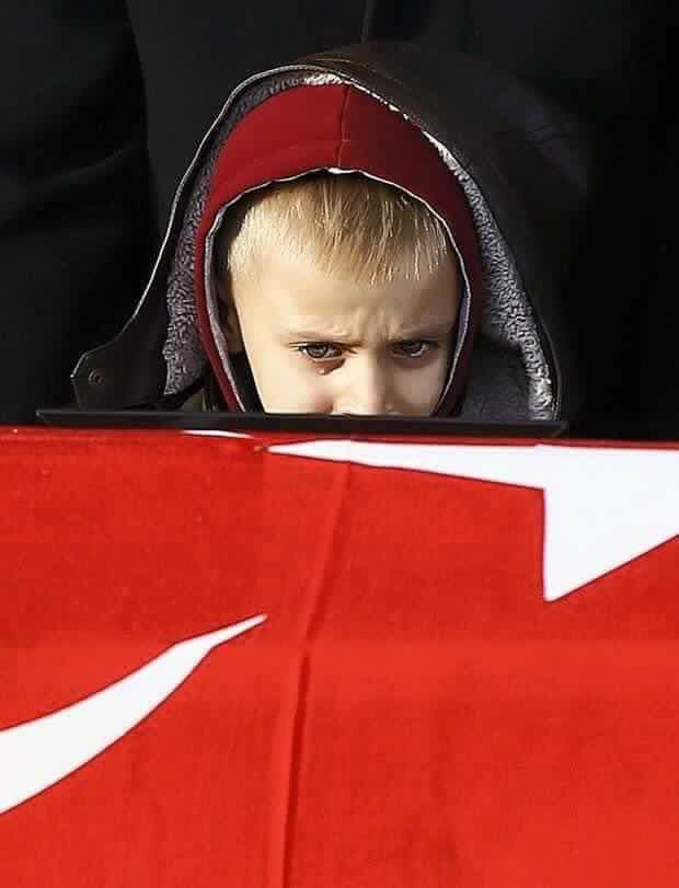 <a href="/Mhsnkrmzgl/">Mahsun Kırmızıgül</a> peki bu yavrunun babası şehit olurken nerdeydin? Nerde kahveni yudumluyordun? Neden pkk ya ses etmedin?