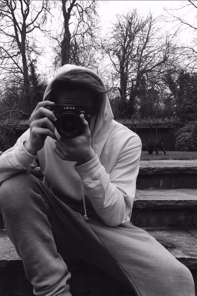 BritishVogue's tweet photo. 16-year-old @brooklynbeckham to shoot the @Burberry campaign: https://t.co/aNfAtvAO7D https://t.co/NiSjZNFLH3
