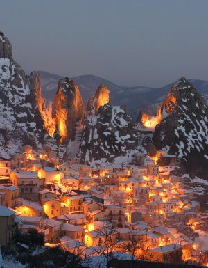 MiminoRICCIARDI's tweet image. GiuntaBas: RT VisitItalianPla: #Castelmezzano Basilicata_Tur  GiuntaBas SviluppoBas #VIPItaly #winter #Italy #Snow…
