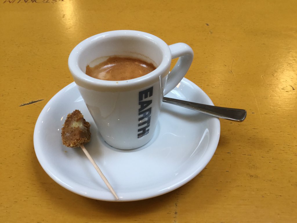 Hoe blij een #koffiewinkel #delicatessenzaak op Urk kan zijn. <a href="/BestLeuk/">Best, Lekker & Leuk</a> <a href="/Earth_Coffee/">Earth Coffee</a>