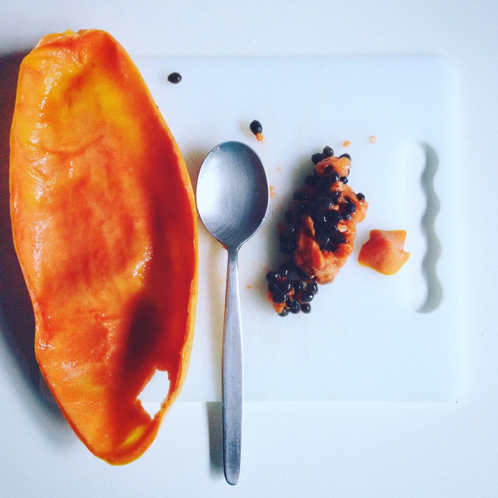 onaturalsa's tweet photo. It's kinda cool, don't you think, that paw paw has it's own bowl. You really just need a spoon. :) #healthysnacks https://t.co/iQtwJfijIR