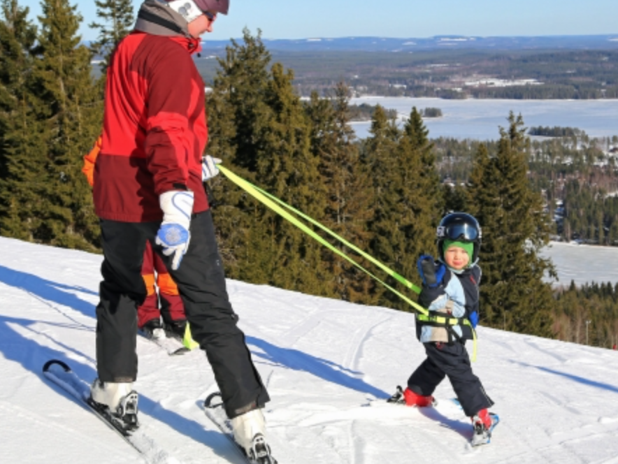 Tym_nl's tweet photo. Het is bijna #voorjaarsvakantie. Tips om veilig te #skiën met kinderen. @NSkiV https://t.co/UXR5SorQZk https://t.co/5x1dAiWNAL