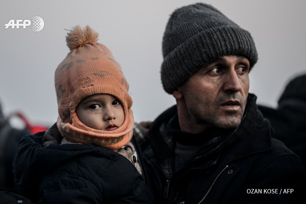 StephaneArnaud_'s tweet photo. #RefugeeCrisis: A father and his child wait after being caught by Turkish gendarme at Canakkale. Photo @ozannkosee https://t.co/JhWgcCE5nY