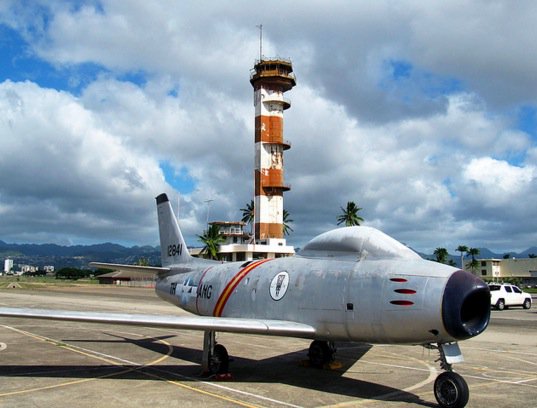 PacAviation_J's tweet photo. 管制塔の前で一枚。流線型のデザインが美しく感じます。#太平洋航空博物館パールハーバー #F86E https://t.co/dn2c7uwrs3