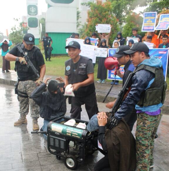 Aksi teatrikal dalam WASPADA NARKOBA hari ini oleh #BNKsukoharjo di simpang4 The Park Sukoharjo.
<a href="/INFOBNN/">BNN RI</a>