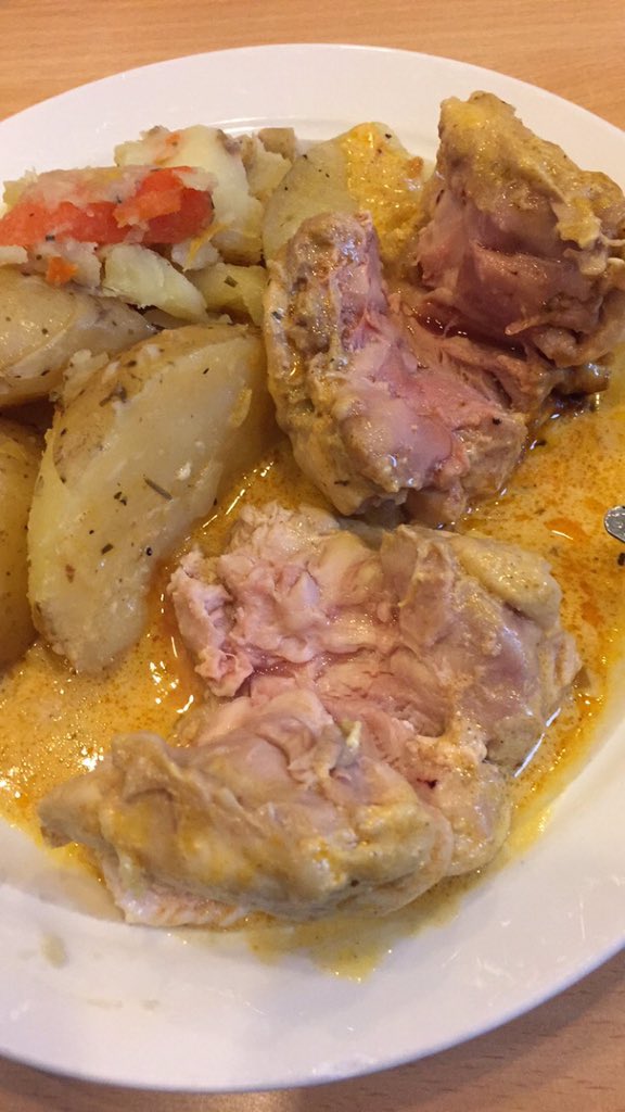 JOELNIKLASSON's tweet photo. Mattanterna oroar sig över att vi slänger för mycket mat, vi oroar oss för om vi överlever lunchen. #mediumrare https://t.co/yTWS96oF0Z