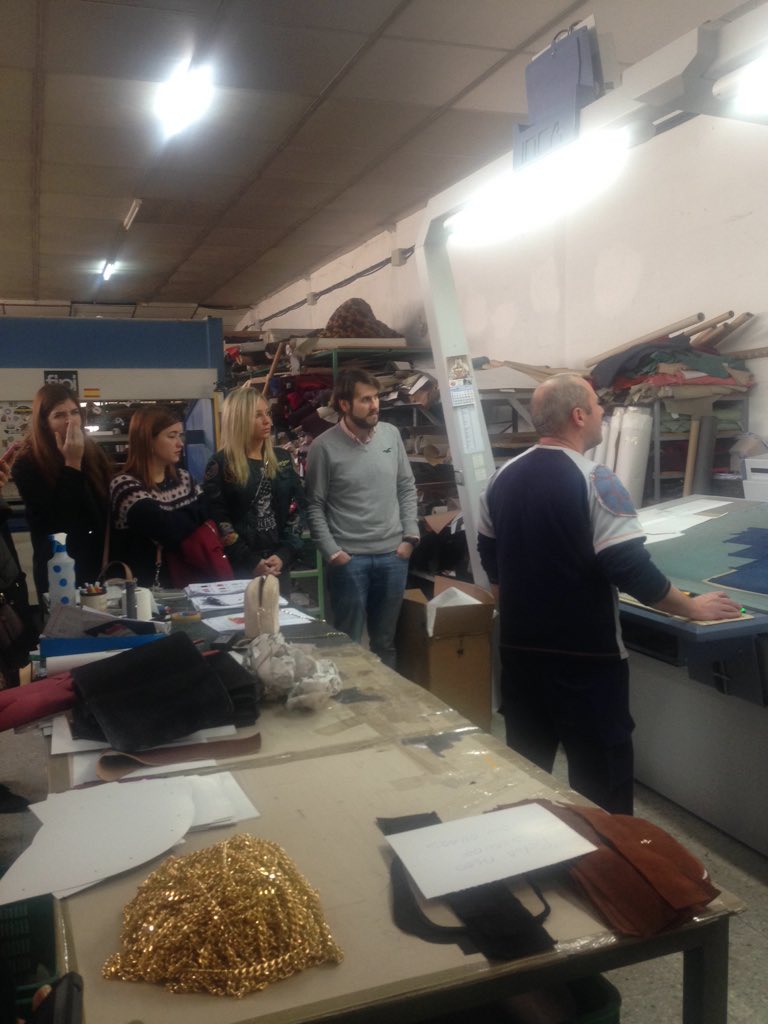MartaSFez's tweet photo. Hoy nos vamos de visita con el @ModaESCO a #Membur #fabrica #granada https://t.co/tskzdT0Tk4