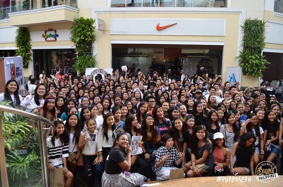 BieberBuyoutPH's tweet photo. Awesomest crowd ever #PurposePH https://t.co/0irRih6paG