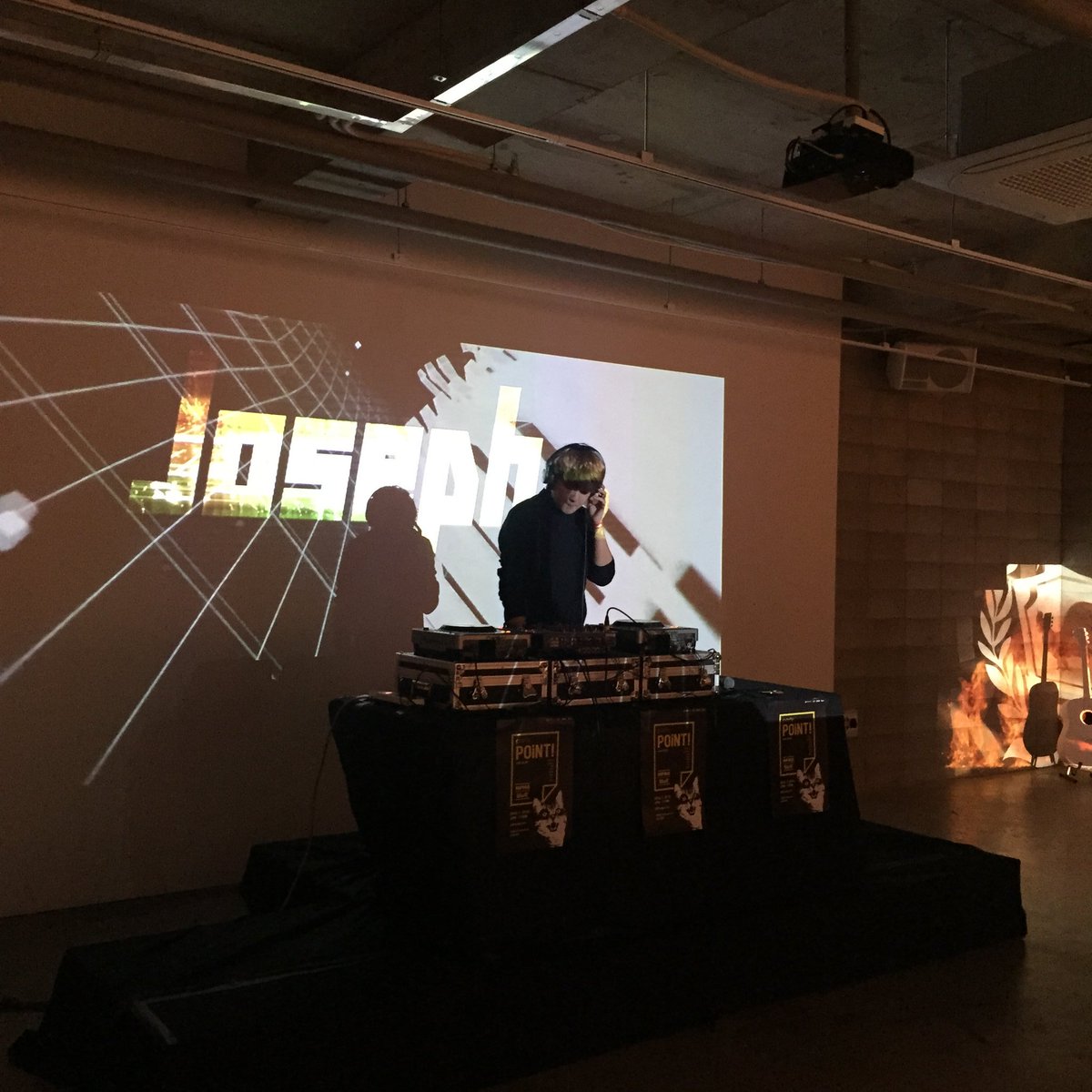 MPMG WEEK 'Party POiNT!'에서 방요셉의 DJing이 시작되었습니다. 그가 직접 선곡한 곡들을 맥주(또는 음료)와 함께 즐기는 시간이 되고 있네요.