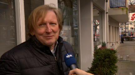NDRreporter's tweet image. "#Bombenstimmung", sagte dieser Hutmacher aus Hamburg-Eppendorf sarkastisch, als er gestern seinen Laden schloss.