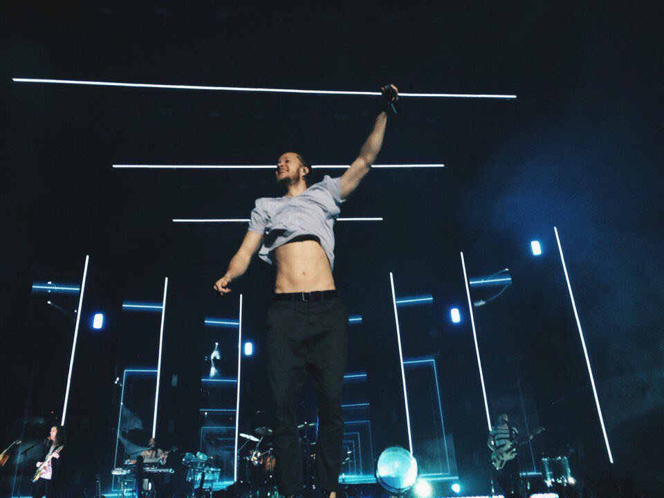 pavlohehe's tweet photo. У парней есть тоже слабости, одна из них - пузико Дэна❤
#SpasiboImagineDragons 
@imaginedragons 
@DanReynolds https://t.co/U7D4f0Imcr