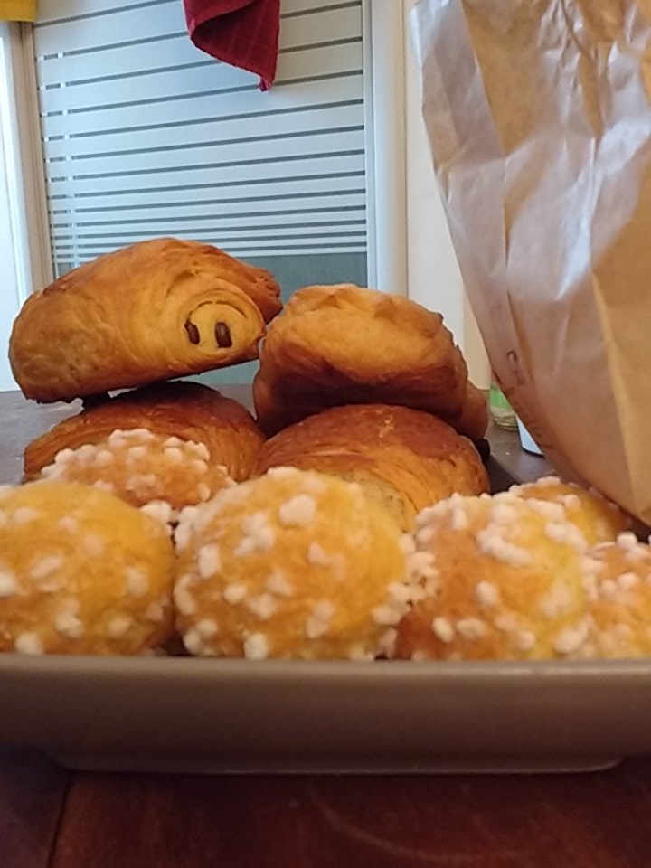 CompagnieToire's tweet photo. On mange comme des batards à la Cie toire #goulu #painauchocolat #chouquettes https://t.co/EgD96OlIbj