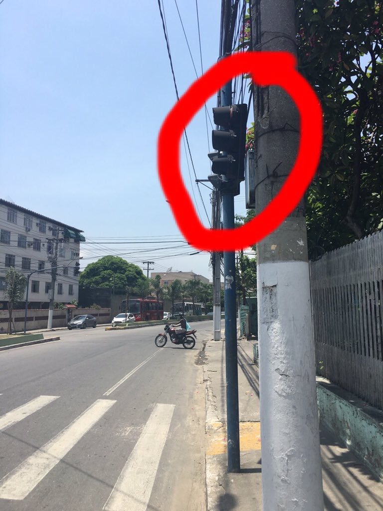 NiteroiRadar's tweet image. Alô @NITTRANS RT @okaiodahora: #BejaminConstant no Barreto #Niteroi, semáforo virado p o lado contrário dos carros