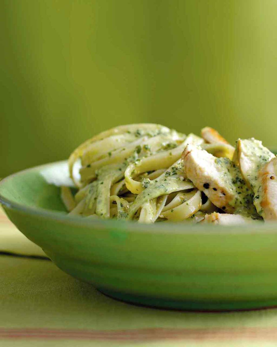 Kip fettuccine met pesto roomsaus qeller.com/nl/2016/01/29/…