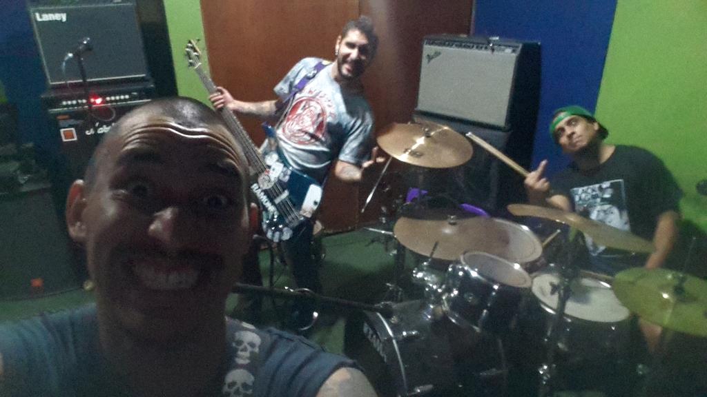 BurroSkin77's tweet photo. Ensayo de #losdeadpunkrock en el @ChapaRockStudio https://t.co/5yjJonSGVz