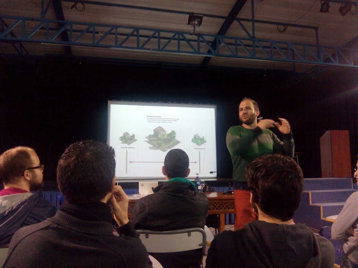 Manu_Orfeo's tweet photo. @ieslarambla, el poder de la tecnología,viajando en la historia reciente de la tecnología! #sysmana2016 https://t.co/TVUOAw5kco