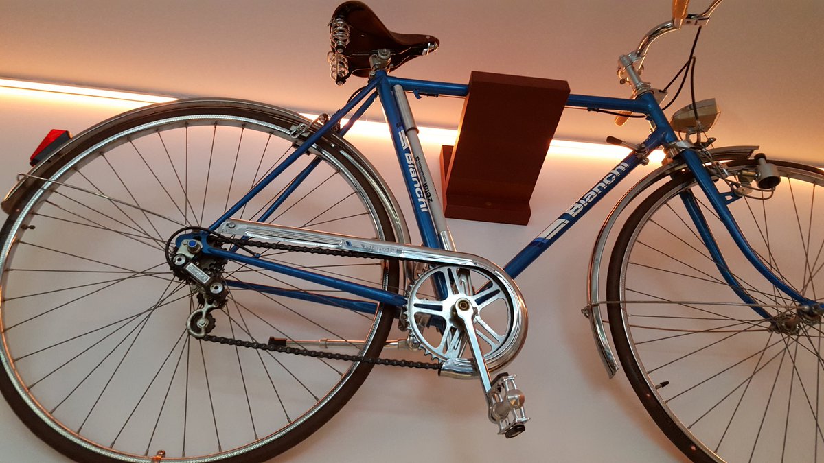Me encantan esos sitios decorados con bicicletas vintage y si es una bianchi 😍 #fixie #bike #vintage <a href="/DOrigenCoffee/">D·Origen Coffee</a>