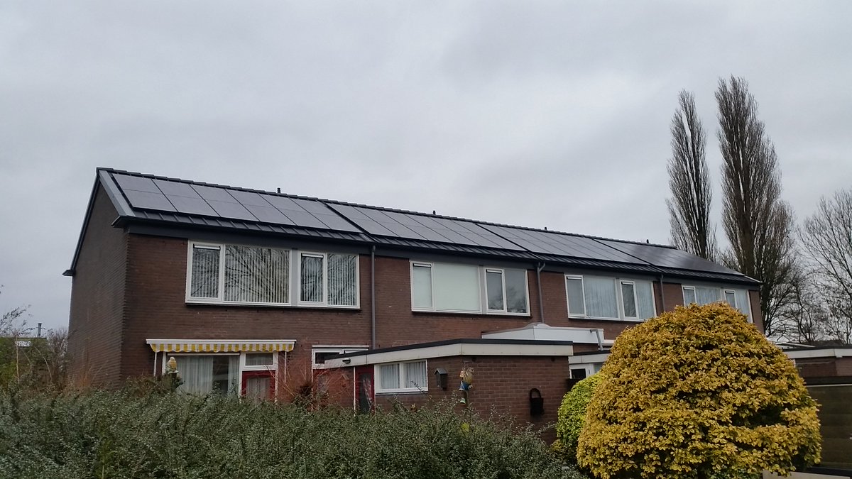 <a href="/WeijersEikhout/">Weijerseikhout</a> verduurzaamt 73 woningen <a href="/GroenWestwonen/">GroenWest</a> door geïsoleerd stalen dak met ingepaste zonnepanelen. #RGS