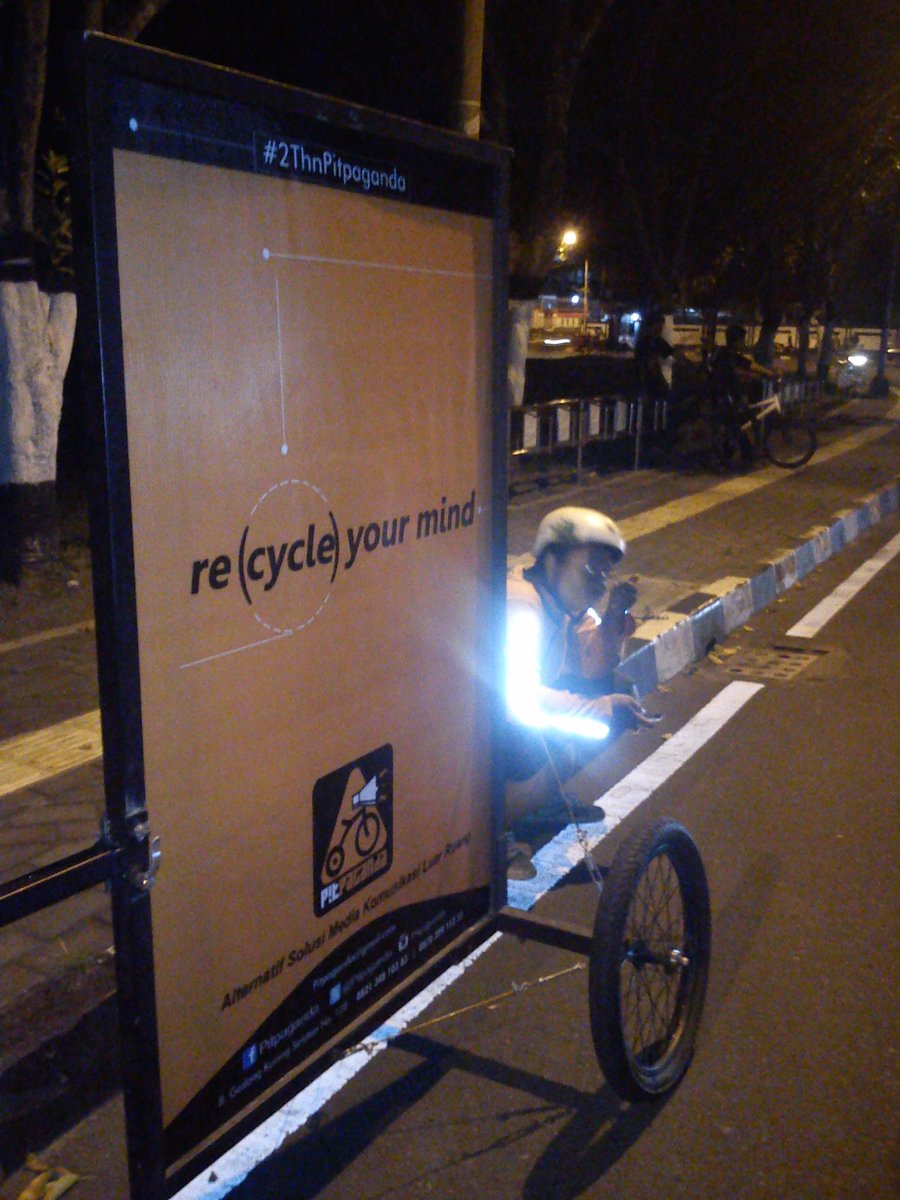 Ayo yang mau selfie bareng kita. Kita tunggu di Kridosono sisi Timur ya. #JLFR #2ThnPitpaganda