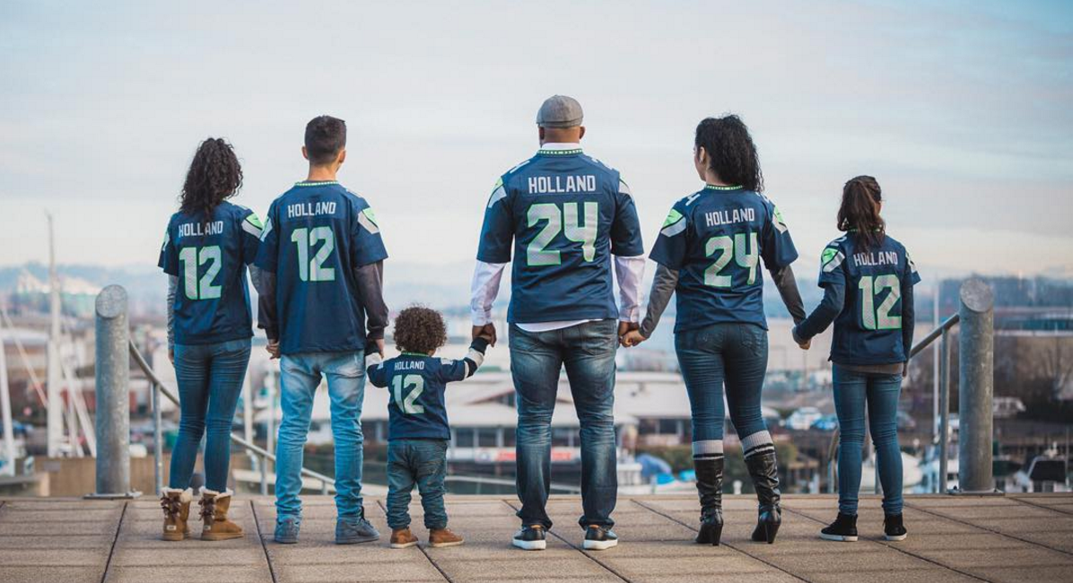 Seahawks's tweet image. Blue Friday brings @12s together! #TGIBF

📷: @OriginalKeith