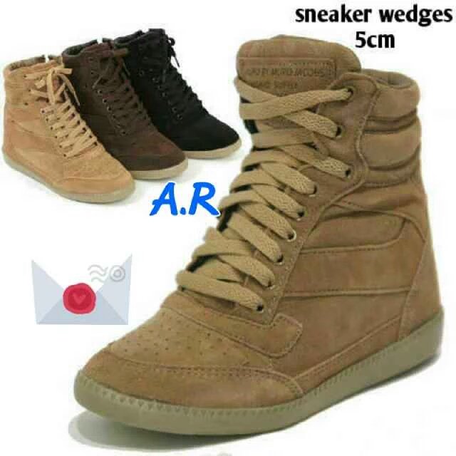 Fashion_Cewek's tweet photo. Sneaker wedges 5cm 140k @AdiraFashion  yuuuk diorder guysss 👏👏👏 https://t.co/sEwRA4wlmC