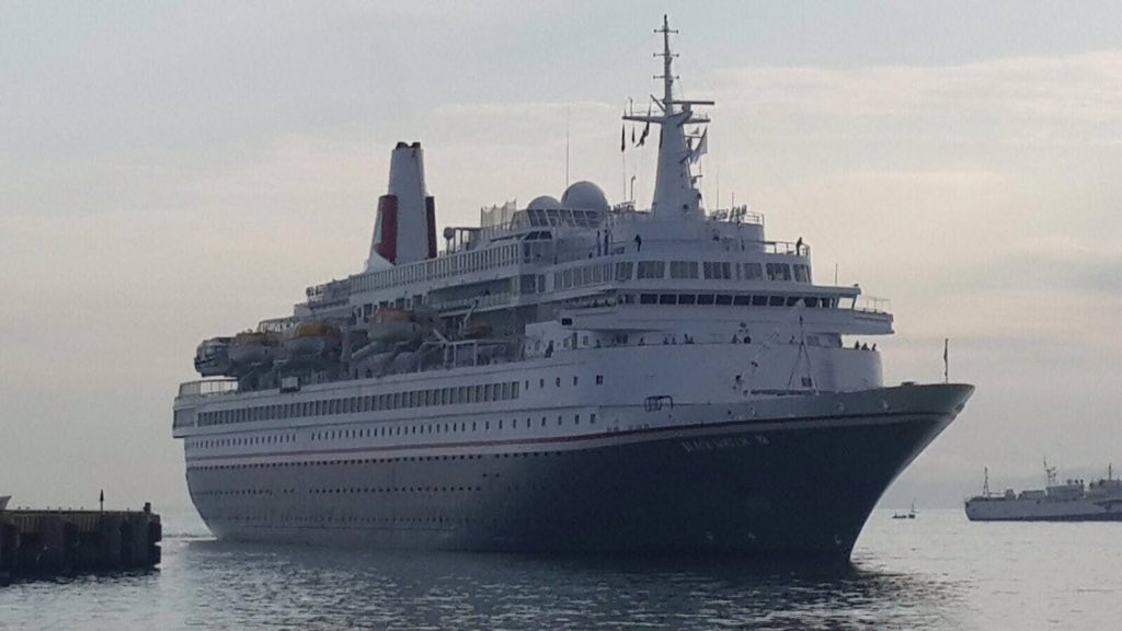 Crucero Black Watch con 868 turistas y 445 tripulantes arriba al puerto de #Manta🏊🏽
#AllYouNeedIsEcuador