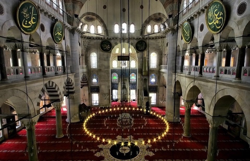 beyogluimar's tweet photo. Beyoğlu'nda hepsi de mimarî şaheser sayılabilecek onlarca dinî yapı iç içe ve huzurla. #BeyoğlundaHuzurVar https://t.co/aA7B9lha9Z