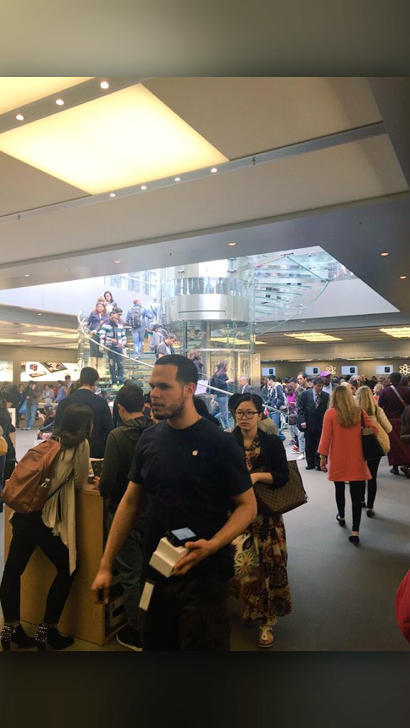 AppleStore5th's tweet photo. Wellcome you today. https://t.co/aA76qtYYea