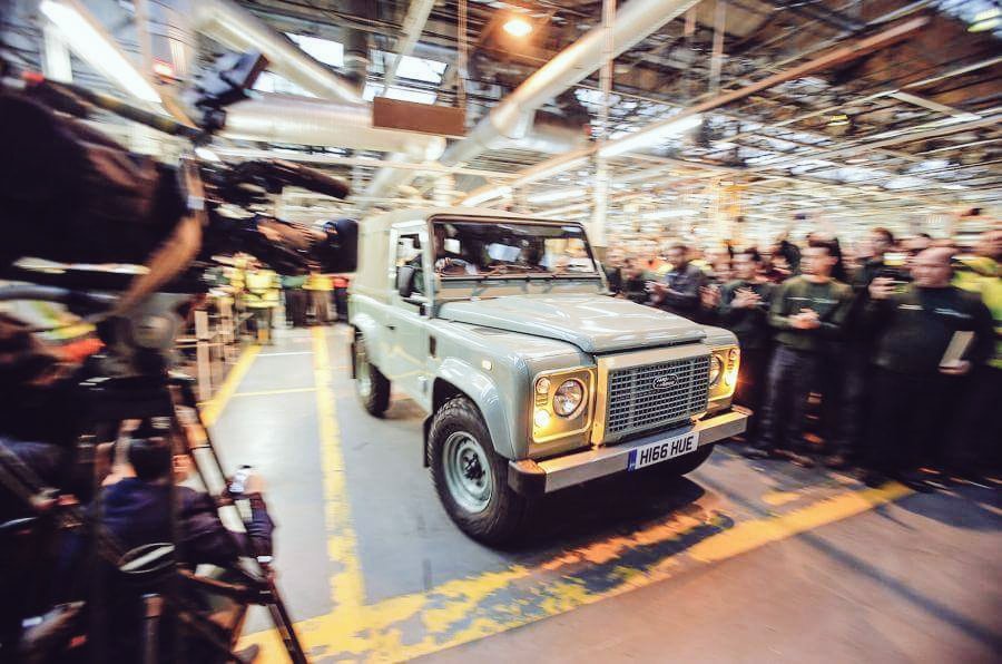BudgetRetro's tweet image. Last ever Defender to roll off the line! Sad day for fans and also for the industry!