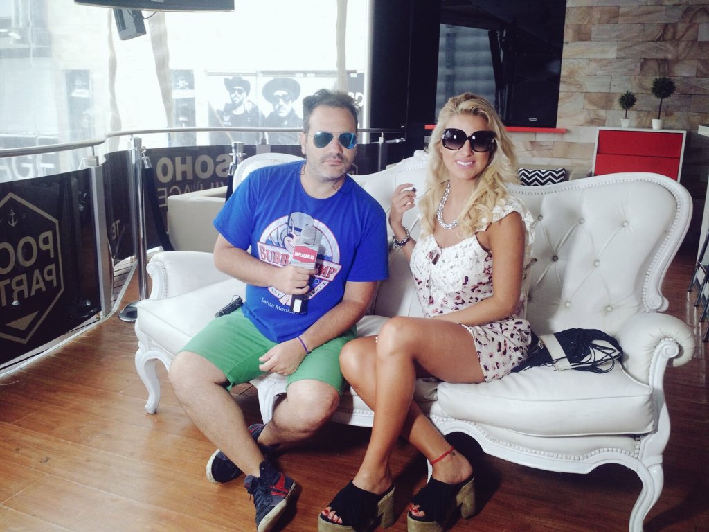 VIGComunicacion's tweet photo. HACE INSTANTES - @ailen_bechara en el móvil de @implacablesC9 en @SohoVillageVCP https://t.co/DOHl6qoQZF