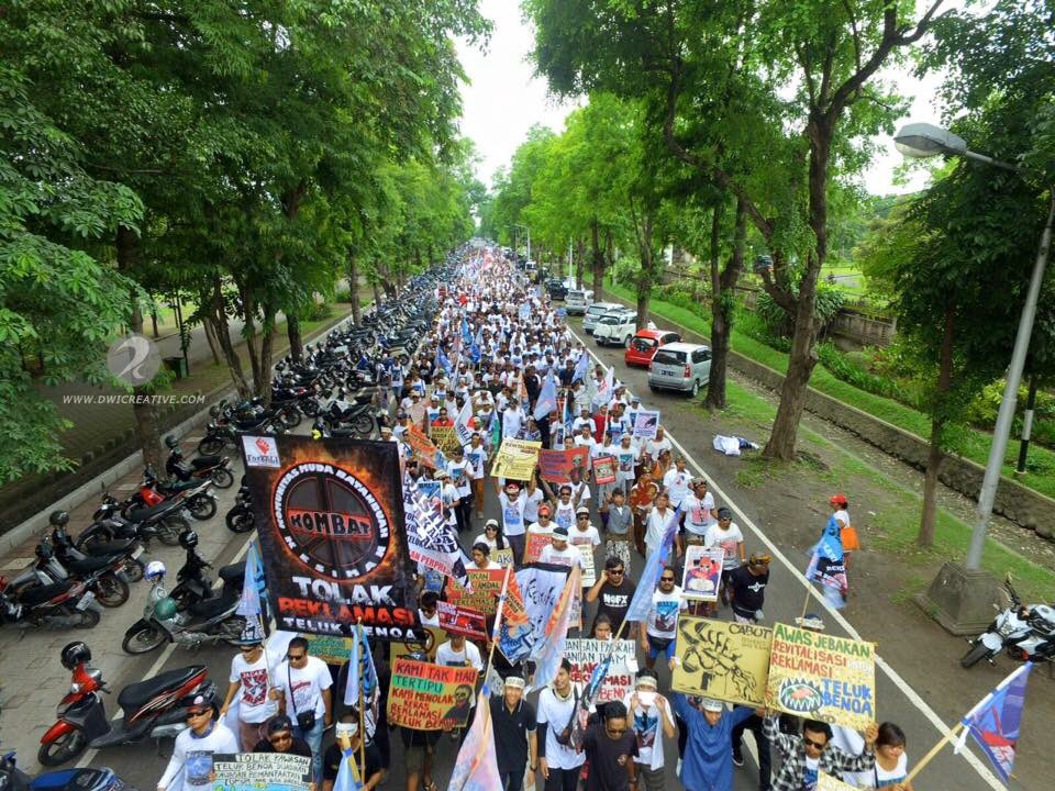 AdibHidayat's tweet photo. Ribuan orang hari ini turun ke jalan suarakan #BaliTolakReklamasi | Foto: Dwi-Bali Drone https://t.co/GNDybFknqE