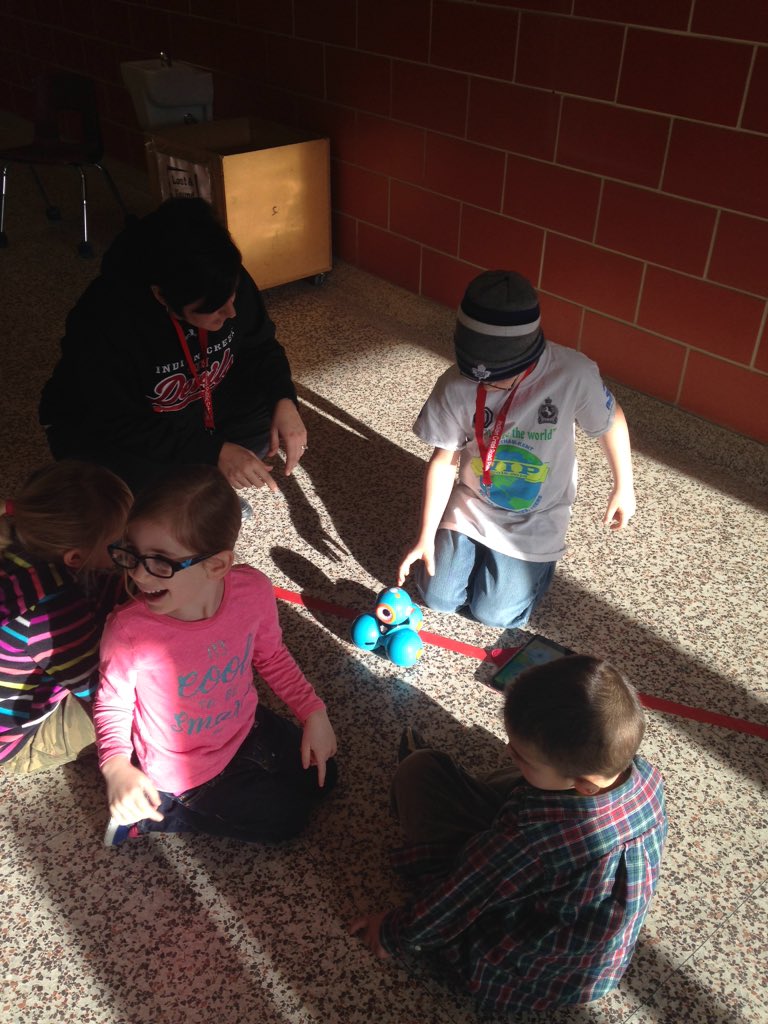 Cowpernicus's tweet image. @ICRPS_Sundevils #interestingmoments Gr.5 teaching EY how to code Dash and Dot the robots.