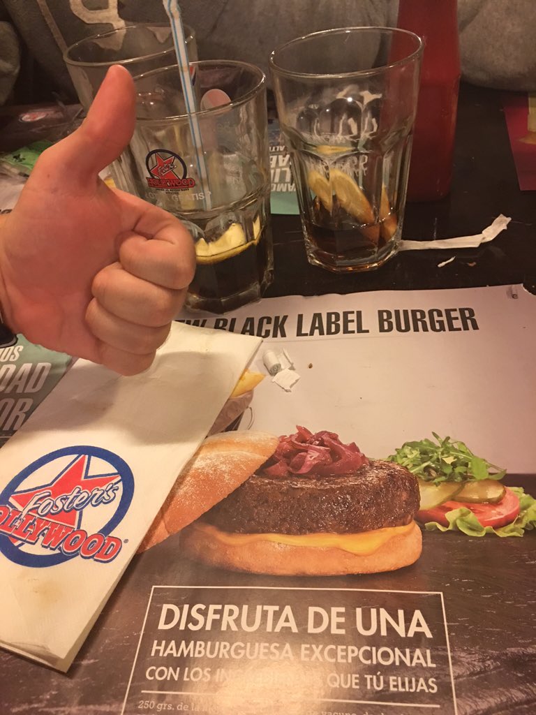 ElInformer__UCV's tweet photo. Comidita rica en el @FosterHollywood para celebrar el "fin" de exámenes #SeeYaInFebruary https://t.co/8OOLEUCHh7