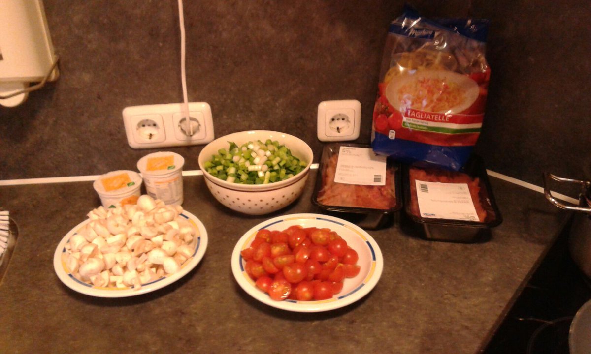 Voorbereiding voor de maaltijd op PG kleinschalig wonen #DeHoven <a href="/coloriet/">Coloriet</a>