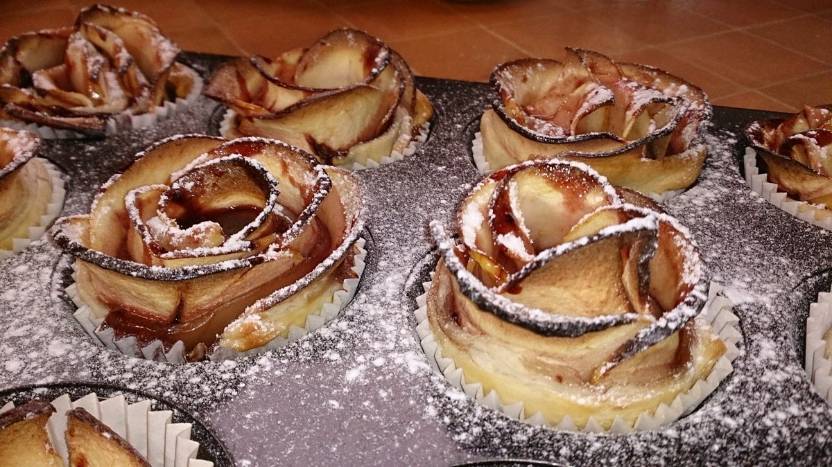 AnaCB16's tweet photo. Rosas de manzana! Un gusto para el paladar y la vista https://t.co/PNX2UV6XSY