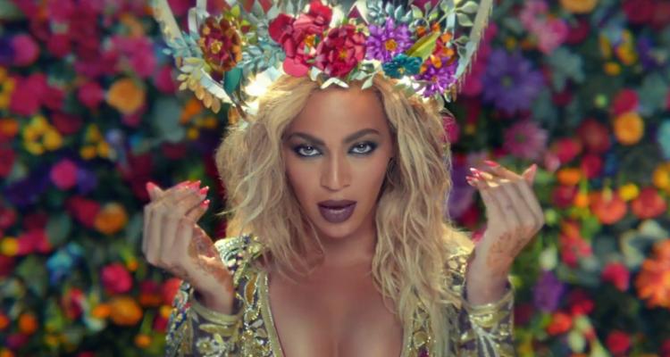 BeyLegion's tweet photo. Beyoncé looking gorgeous in the #HymnForTheWeekend video 🔥 https://t.co/be52wTKkJj