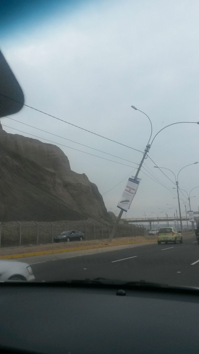 Mag_ECpe's tweet photo. #WasapEC | Conductores alertan poste de alumbrado público inclinado en la #CostaVerde, a la altura de #Miraflores https://t.co/XGt2I5DkQd