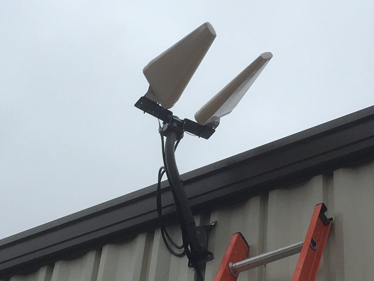 AlphaInstall's tweet image. A pair of yagi 4g-LTE antennas installed at the optimal 45 degree tilt. Signal strength and quality SHOT up!