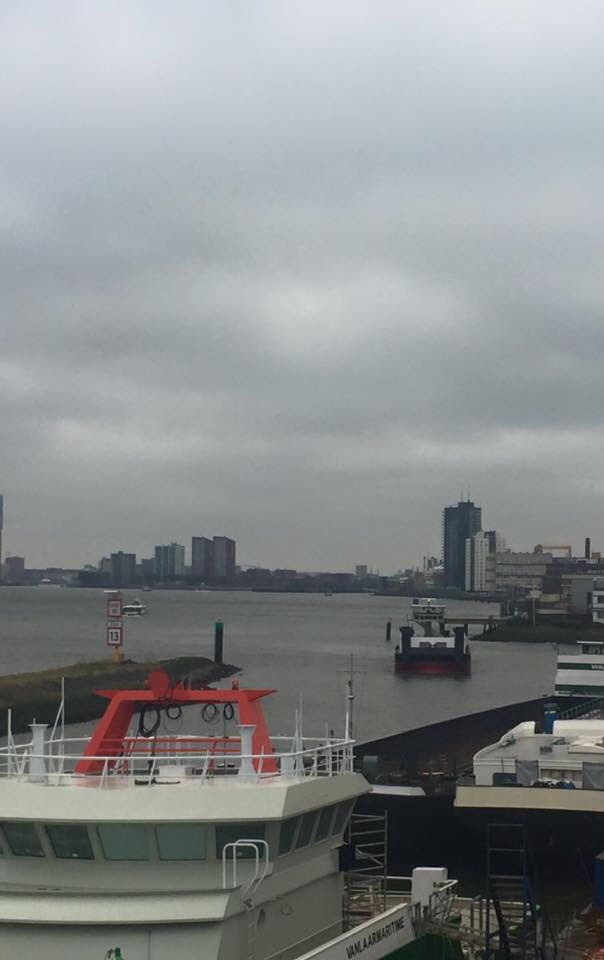 Duwboot Patrijs te water gelaten en ligt nu bij ons in de haven. Op naar de afbouw!