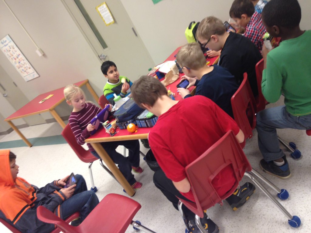 Cowpernicus's tweet image. #interestingmoments @ICRPS_Sundevils minecraft and coding club during nutrition break. Who is teaching who?