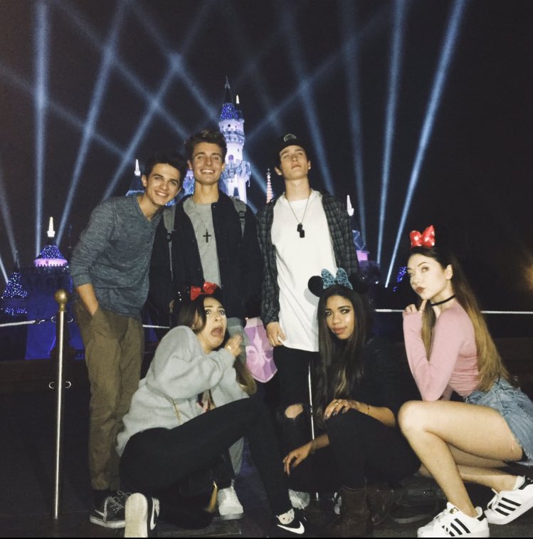 BrentRivera's tweet photo. Had a good day at Disney yesterday with some friends ❤️ https://t.co/0fFf3DikvC