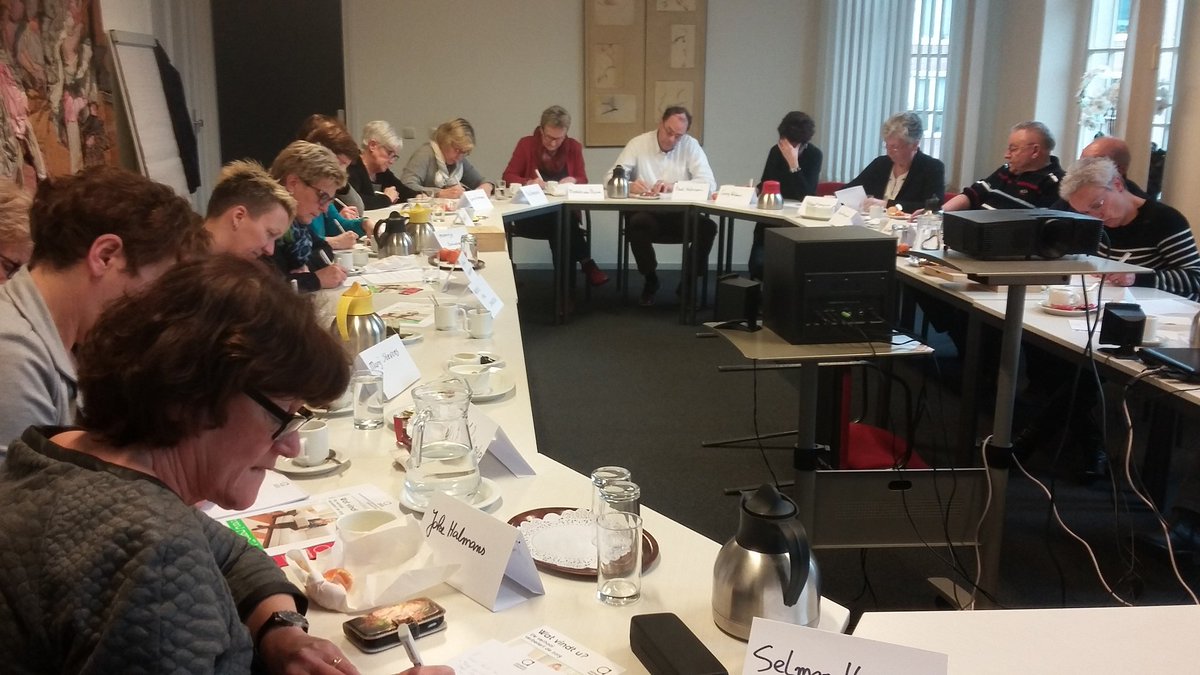 Dik 20 gemotiveerde alzheimercafe vrijwilligers delen enthousiast ervaringen bij trainingsbijeenkomst. Prachtig dag.