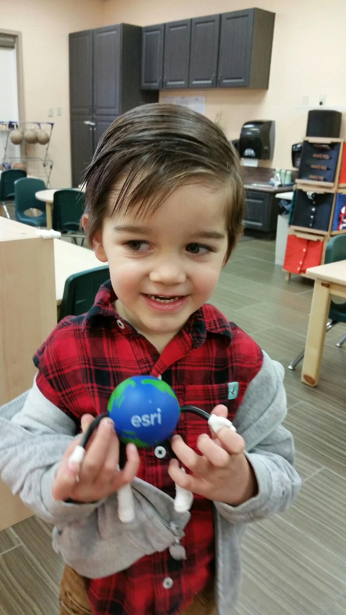 RecruiterWizard's tweet photo. Globey went to school today to spread the word that #mapsmakesense ! #gogoglobey #esri #esriexperience https://t.co/bfPAa5jEbC