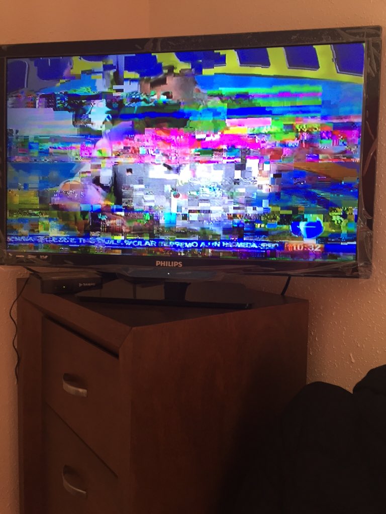 Dane208's tweet photo. Así mi servicio de  @totalplaymx, pago el paquete familiar para que me den un básico! #totalplayfail https://t.co/nZiGuuQx7S