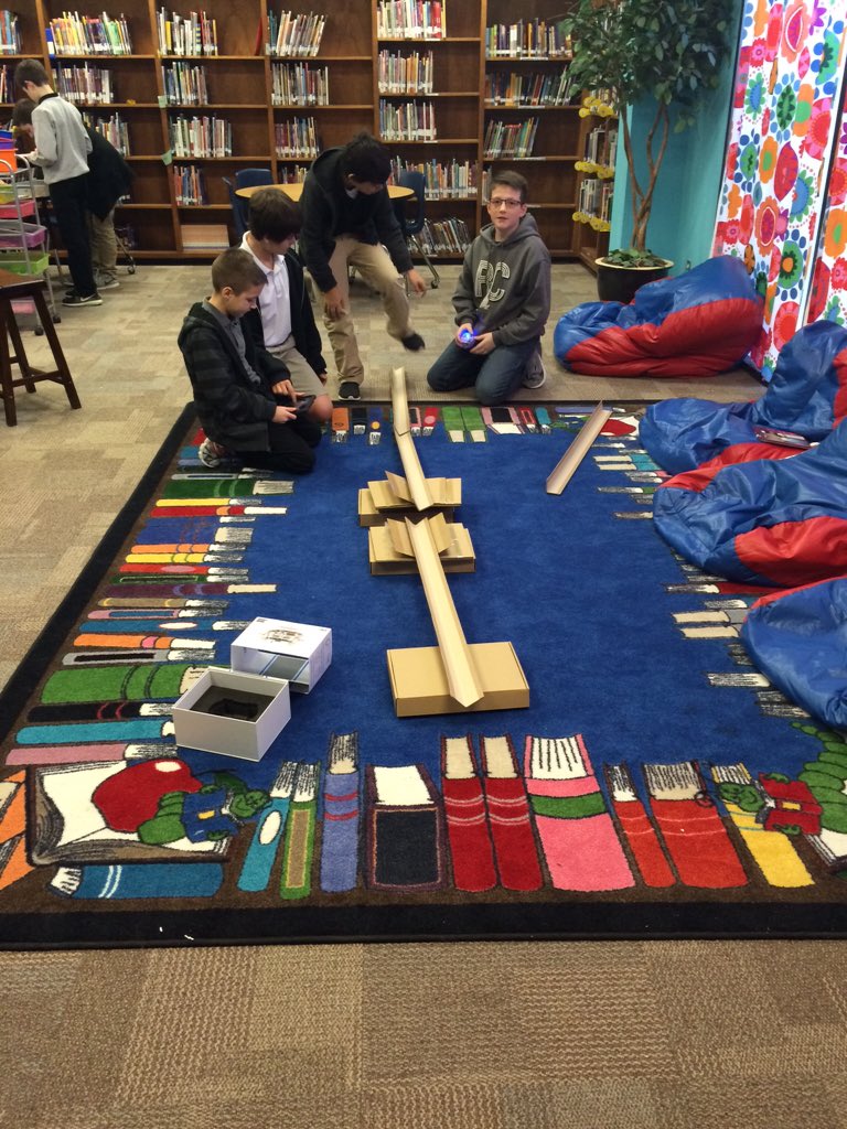 Little_Mel2's tweet photo. Makerspace Friday with Mrs. sagraves classes! @ruthcherryint @RCISDFoundation@RoyseCityISD #makerspace #technogenius https://t.co/yc4uhhBFl3
