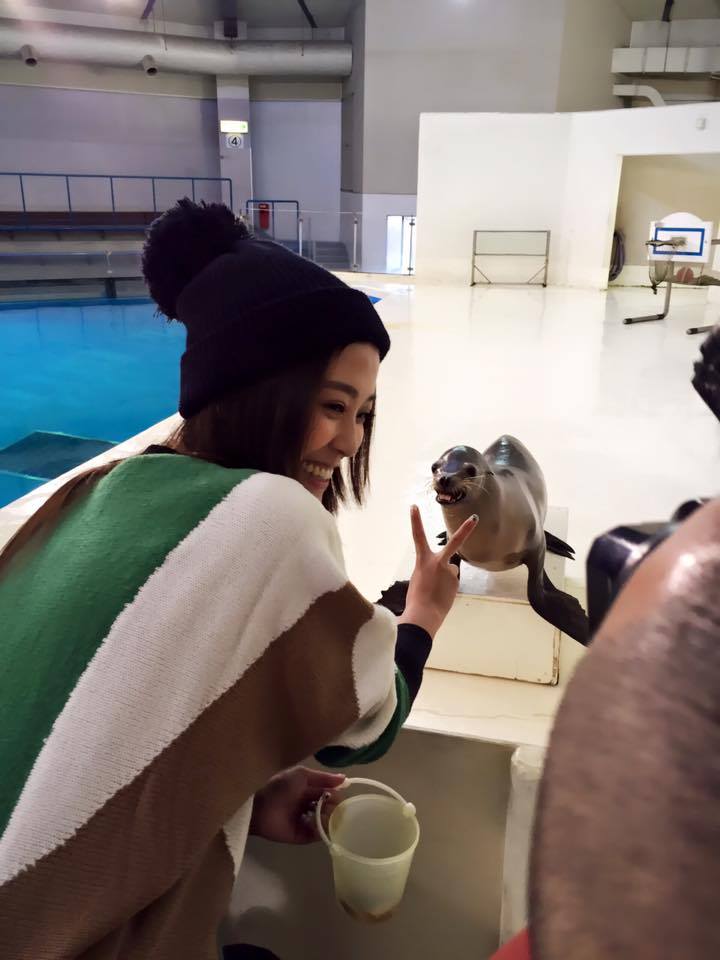 Genie_Chuo's tweet photo. 🐻有懼高症的我。為了工作，為了能見到登別熊熊。只能搭上非常搖晃非常快速的纜車了（這是唯一能上去的交通工具）只好邊害怕，怕到一直傻笑，邊哭的主持下去😭但是看到熊熊本尊就值得了！有瑜珈熊，功夫熊⋯ https://t.co/mXzt0SPy40