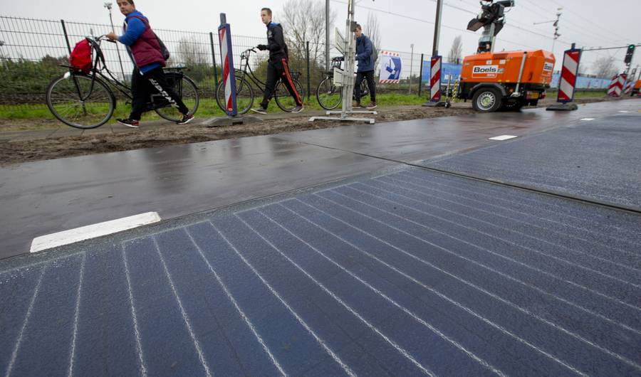 RnfrstAlliance's tweet image. France to use sunlight &amp;amp; 621 miles of road to generate energy for 5 mil ppl - bit.ly/1ZZ5pU5 @sophiekleeman